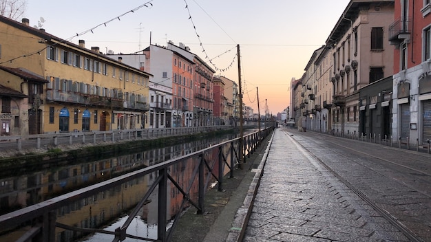 이탈리아 밀라노의 Navigli 지구에있는 운하에있는 건물의 풍경 샷