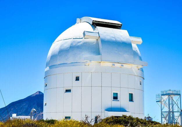 スペインのカナリア諸島のモダンな建築の白い建物の風景写真