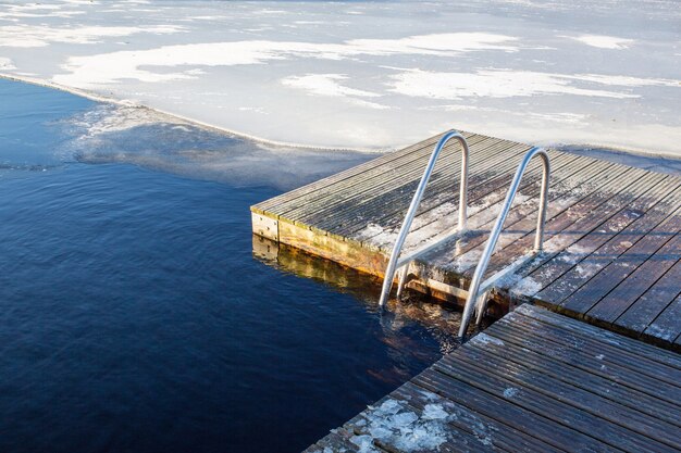 スウェーデンの自然の氷のプールの風景ショット