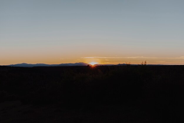 晴れた日の夕日の風景