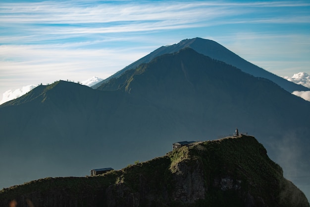 경치. Batur 화산 위에 구름에있는 사원. 발리 인도네시아