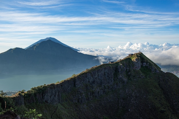 風景。バトゥール火山の頂上にある雲の中の寺院。バリ島インドネシア