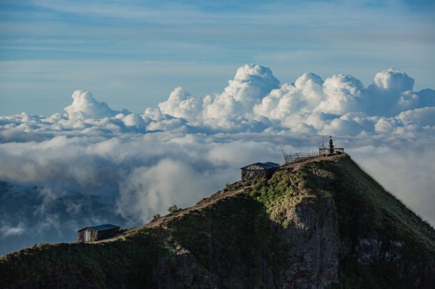 경치. Batur 화산 위에 구름에있는 사원. 발리 인도네시아