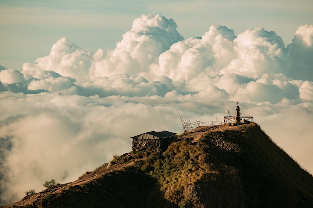 Foto gratuita paesaggio. tempio tra le nuvole sulla sommità del vulcano batur. bali indonesia