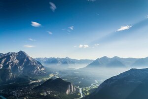 班夫国家公园的田地和山脉的免费照片景观视图，阿尔伯塔，加拿大