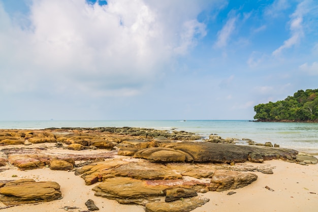 無料写真 岩と穏やかな海のある風景