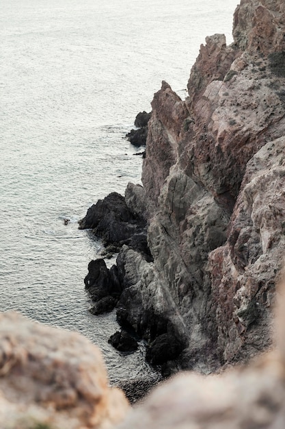 Foto gratuita paesaggio con rocce e mare