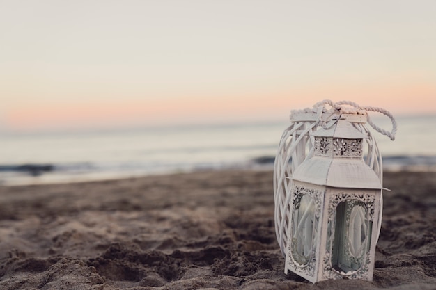 Foto gratuita lanterna in spiaggia