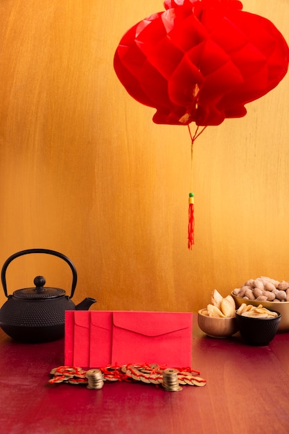Foto gratuita lanterna con buste e teiera per il capodanno cinese