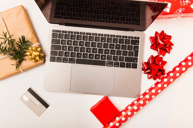 테이블에 크리스마스 포장 된 선물 노트북 및 신용 카드
