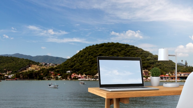 Foto gratuita computer portatile in riva al mare