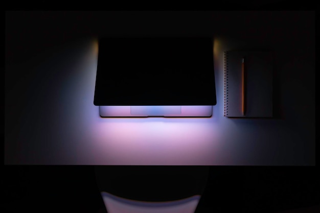 어두운 밤에 데스크에 있는 노트북