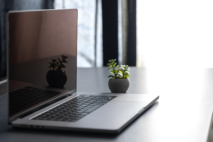 Free Photo laptop on the desktop on a blurred background