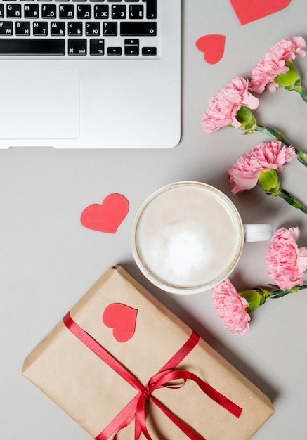 Бесплатное фото Подарочная коробка для ноутбука с сердцем и кофе на белом фоне день святого валентина концепция онлайн-шоппинга праздничный фон вид сверху