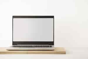 Foto gratuita display minimo per laptop su tavola di legno