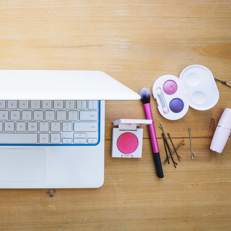 मुफ़्त फोटो laptop near blusher and eyeshadows
