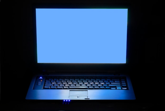 Портативный компьютер ноутбук в ночное время