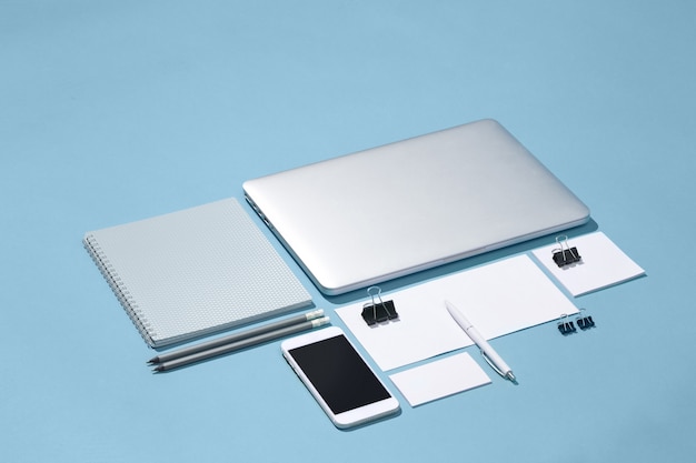 노트북, 펜, 전화, 테이블에 빈 화면이있는 노트