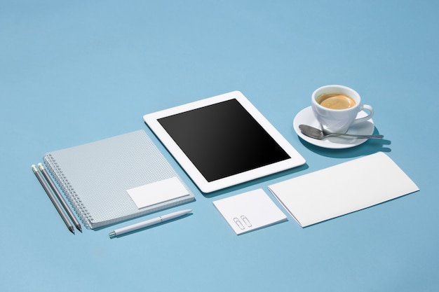노트북, 펜, 전화, 테이블에 빈 화면이 메모