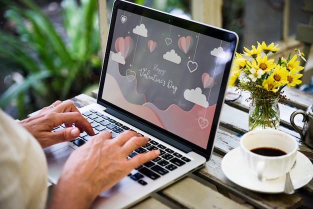 Бесплатное фото Экран ноутбука с днем святого валентина