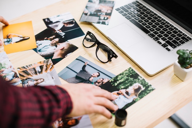 Free photo laptop surrounded by pictures