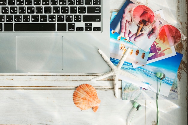 Foto gratuita concetto di vacanza estiva della spiaggia di tecnologia del computer portatile