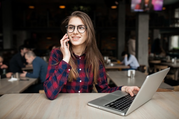 女性のインターネットを使用してラップトップ