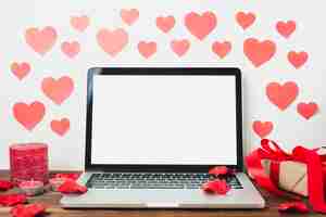 Foto gratuita decorazioni per laptop e san valentino