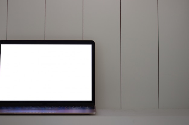 Ноутбук с пустым экраном на дереве