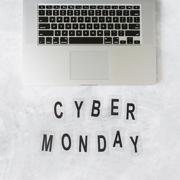 Бесплатное фото Ноутбук с надписью cyber ​​monday