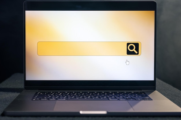 Computer portatile con barra di ricerca del browser internet sullo schermo