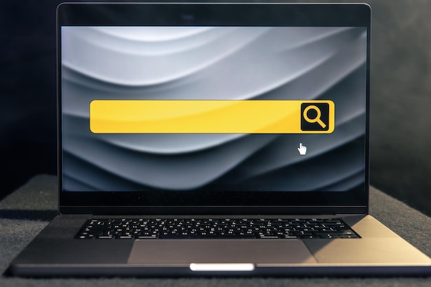 Foto gratuita laptop con barra di ricerca del browser internet sullo schermo