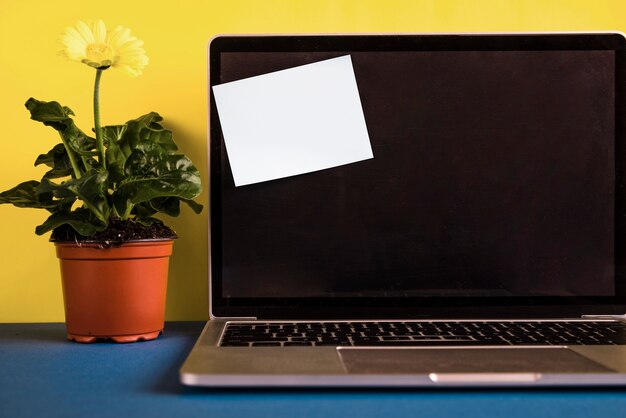 열린 뚜껑에 포스트잇 메모가있는 노트북