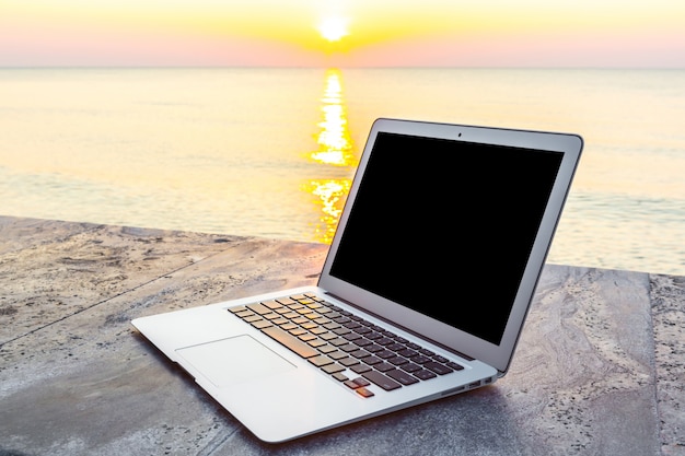 太陽の背景を持つノートパソコン