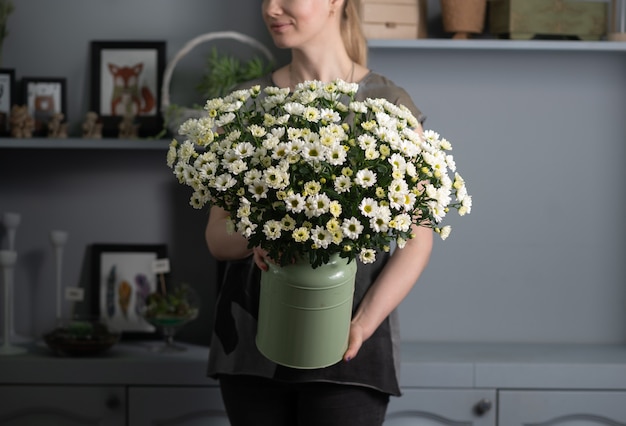 Большой красивый букет из смешанных цветов в руке женщины. концепция цветочного магазина. красивый свежий букет. доставка цветов.