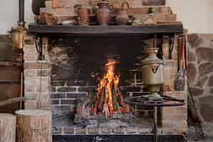無料写真 燃える火と装飾品のある大きな暖炉