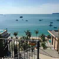 Foto gratuita grandi hotel e palme sulla spiaggia in thailandia.