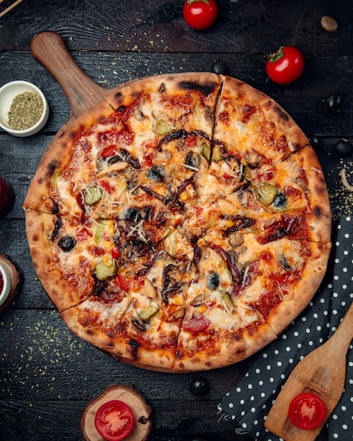 Foto gratuita grande pizza mista con carne