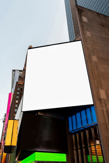 Foto gratuita grande cartellone mock-up su un edificio