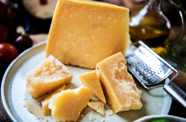 Parmigiano reggiano su un piatto