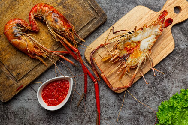 Large river prawns grilled and ready to eat Decorated with beautiful side dishes.