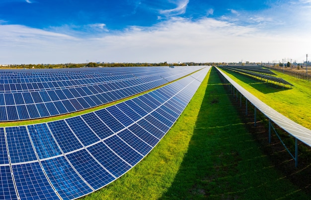 우크라이나의 그림 같은 녹색 들판에 있는 대형 태양광 발전소