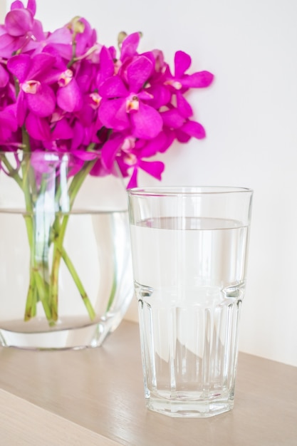 Foto gratuita mezzo bicchiere di acqua di grandi dimensioni