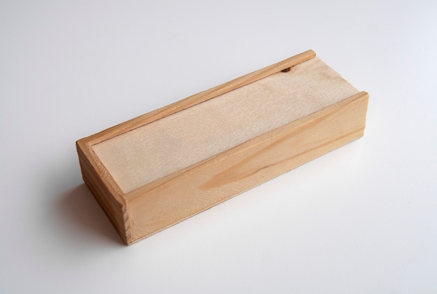 Большой деревянный ящик