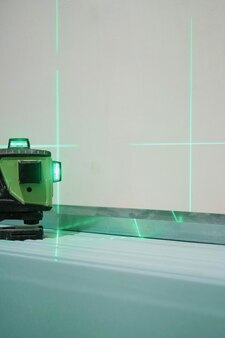 Livello di misurazione laser per lavori di costruzione, profondità di campo ridotta. livello laser di costruzione al lavoro. lavori di costruzione e finitura