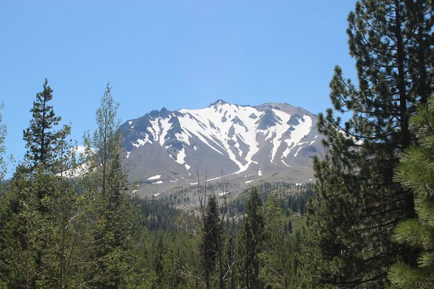カリフォルニア州ラッセン火山国立公園の冬の雪のラッセン山