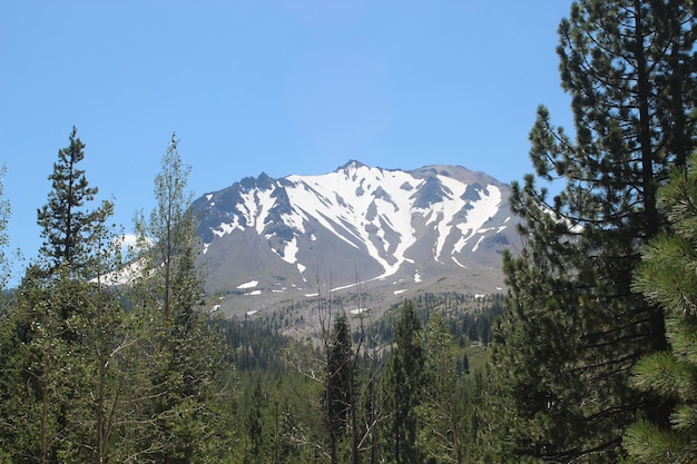 カリフォルニア州ラッセン火山国立公園の冬の雪のラッセン山