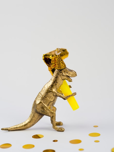 Free photo lateral view funny dinosaur with birthday hat