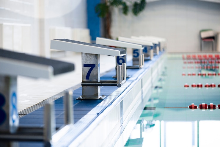 Free Photo lateral view trampoline for swimming pool