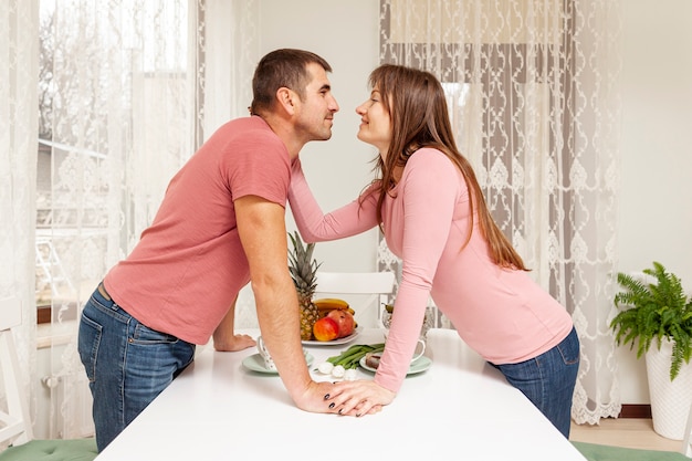 Free photo lateral view young couple looking at each other